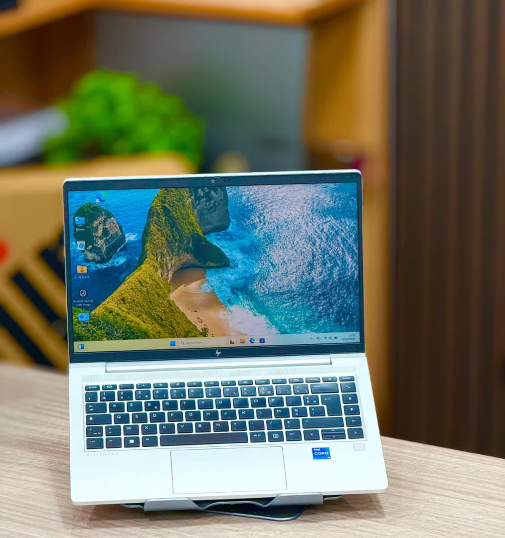 HP EliteBook 640 G9 core i5 slim et très clean. Pc ultra performant
