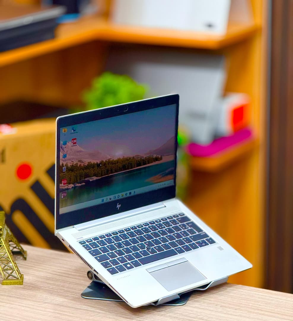 HP EliteBook 735 G6 RYZEN 3 PRO ( équivalent core i5 intel) slim et très clean